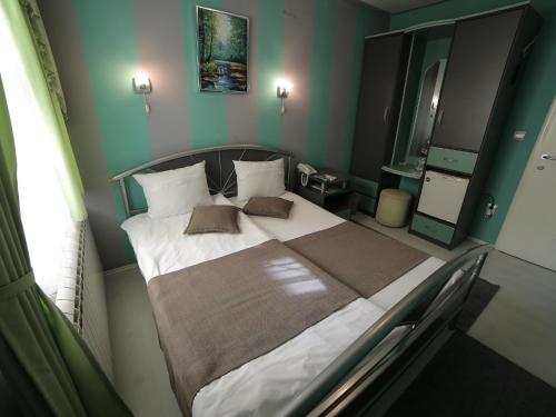 Кровать или кровати в номере Hotel Ženeva