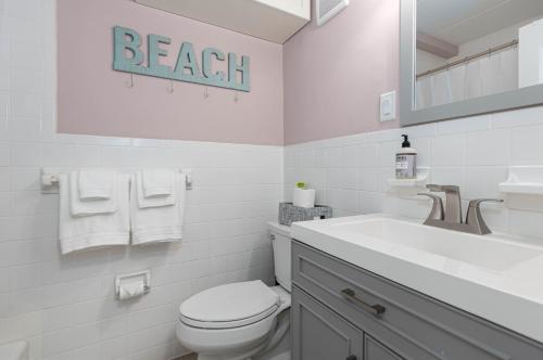 Ένα μπάνιο στο Ashore Beach Retreat-1BR 1BA with pool, parking, 1 & half block to Beach & Boardwalk, Morey's Pier