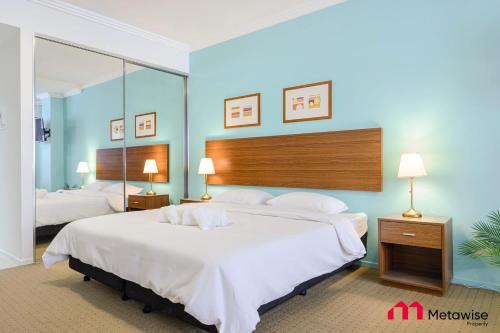 Postel nebo postele na pokoji v ubytování MetaWise 2Bed on Dixon Next to ICC & Darling Harbour 65