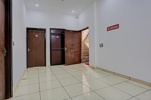 an empty hallway with two doors in a building at Super Hotel O Park Inn Near Parashuram Chowk in Morādābād