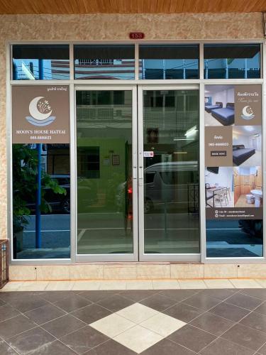 an entrance to a building with glass doors at Moon's House Hatyai มูนเฮ้าส์ หาดใหญ่ in Hat Yai