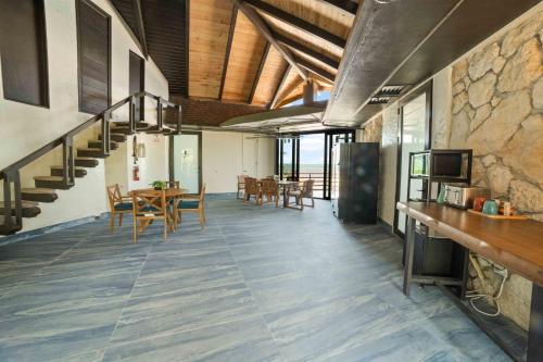 Un lugar para sentarse en Treehouse Private Village at Barnacle Resort