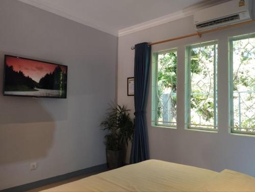 a bedroom with a bed and a window at Phnom Meas Homestay in Sisophon 