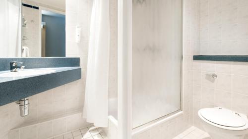 y baño con aseo, lavabo y ducha. en Holiday Inn Express London Limehouse, an IHG Hotel, en Londres
