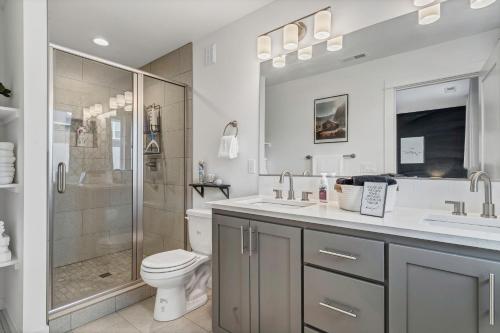 Ένα μπάνιο στο Modern and Bright Townhome with Game Room in S Salem
