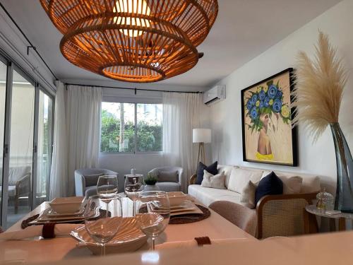 Χώρος καθιστικού στο Luxury 2 Bedroom Apartment, 1 Min Walk to Punta Popy Beach, Pool, AC, Fast WiFi, Las Terrenas