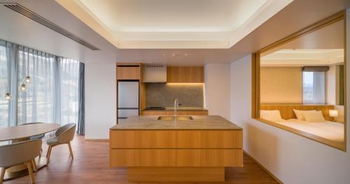 Nhà bếp/bếp nhỏ tại HOTEL LA VIGNE HAKUBA by Onko Chishin