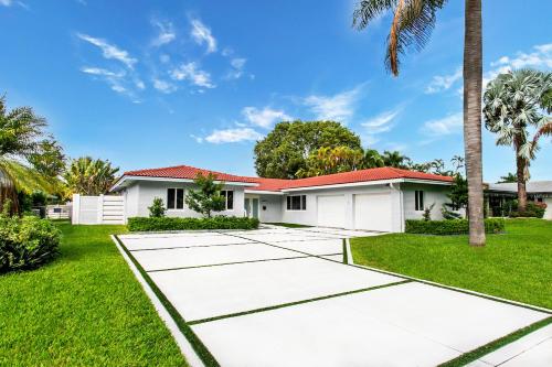 Κήπος έξω από το Luxury 5BR Villa Heated Pool near Beach & Casino