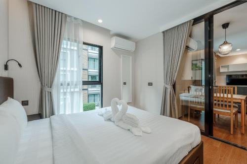 Ένα ή περισσότερα κρεβάτια σε δωμάτιο στο C156 The title Rawai 50m Main Beach Road