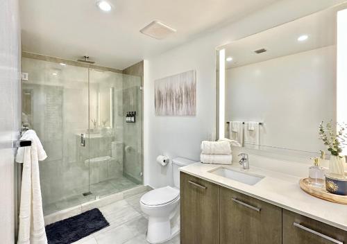 マイアミにあるSPECIAL OFFER - Harbor Residences Luxury 2 Bedroom Apartment Downtown-Port of Miamiのシャワー、トイレ、洗面台を備えたバスルーム