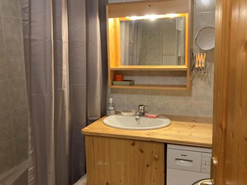 a bathroom with a sink and a mirror at Grand T3 lumineux avec balcon, parking & casier skis en centre-ville de Samoëns - FR-1-624-22 in Samoëns