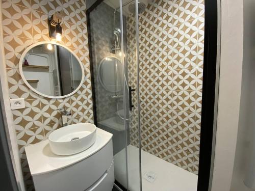 une salle de bain avec toilettes, lavabo et miroir dans l'établissement Studio confortable 4 pers. avec mezzanine et balcon au centre de Cauterets - FR-1-812-112, à Cauterets