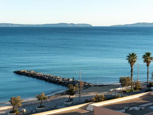 Studio cabine au Lavandou, 4 couchages, terrasse, plage à 20m, climatisation - FR-1-803-70