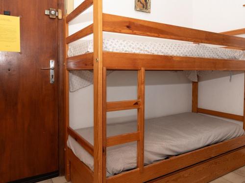 Ce lit superposé se trouve dans un dortoir doté de lits superposés. dans l'établissement Studio cabine au Lavandou, 4 couchages, terrasse, plage à 20m, climatisation - FR-1-803-70, au Lavandou