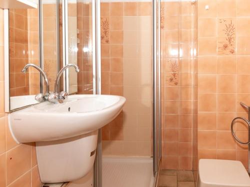 une salle de bain avec un lavabo et une douche dans l'établissement Studio cabine au Lavandou, 4 couchages, terrasse, plage à 20m, climatisation - FR-1-803-70, au Lavandou