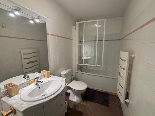 une salle de bain avec un lavabo, des toilettes et une baignoire dans l'établissement Bel Appartement 2 Pièces au Calme avec Parking et Équipements Complets - FR-1-593-123, aux Angles