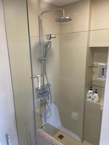 une cabine de douche avec toilettes dans une salle de bain dans l'établissement Studio Apartment, Bang Tao Phuket, à Laguna Phuket