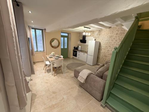 un salon avec un canapé et une table dans l'établissement Jolie Maison spacieuse 6 min Centre Auxerre, à Auxerre