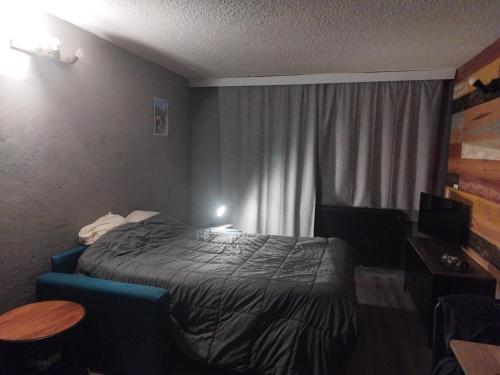 une chambre d'hôtel avec un lit, une table et une fenêtre dans l'établissement studio centre station, à Isola