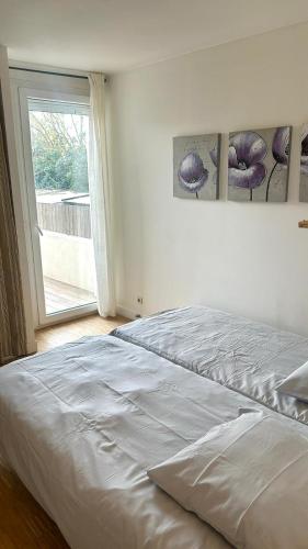 un lit blanc dans une chambre avec une fenêtre dans l'établissement FLC - Timone Hospital - 2 Bedrooms - Max 6 Guests, à Marseille