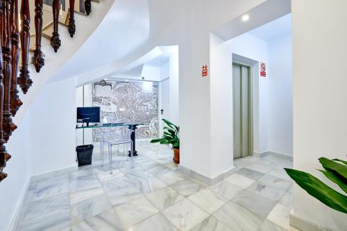 a hallway with white walls and a desk in a room at AMC Granada in Granada