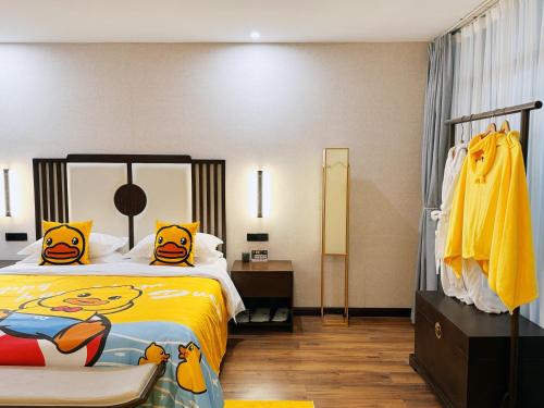 a bedroom with a bed with two cats on it at Honglu Garden Hotel Bell and Drum Tower Huimin Street Store & 2 bottles of beer for free in Xi'an