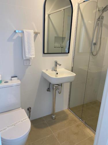 a bathroom with a toilet and a sink and a shower at The Belmont Hotel in Belmont