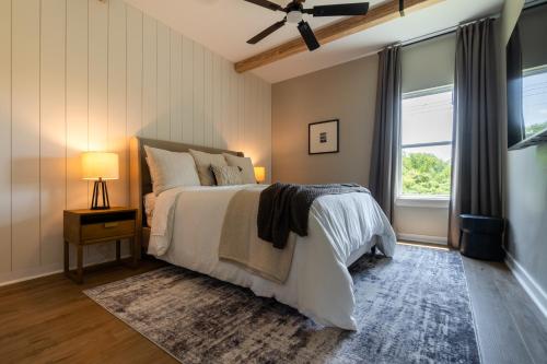 une chambre avec un lit et une fenêtre dans l'établissement Your Own Crashpad, à Jacksonville