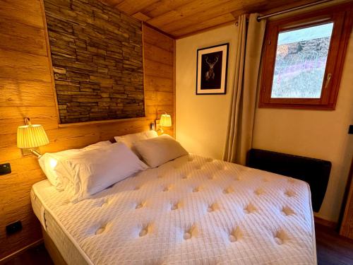 une chambre avec un grand lit avec un mur de briques dans l'établissement T3 Centre ORRES 1800 - 6 personnes sur piste - Rénové avec parking - M4, aux Orres