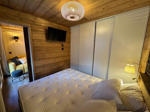 une chambre avec un lit et une télévision dans l'établissement T3 Centre ORRES 1800 - 6 personnes sur piste - Rénové avec parking - M4, aux Orres