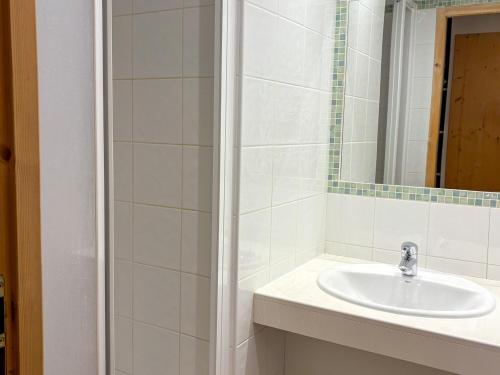 une salle de bain blanche avec un lavabo et un miroir dans l'établissement Chalet confortable 6 pers, 2 ch, Notre-Dame-de-Bellecombe - FR-1-807-61, à Notre-Dame-de-Bellecombe