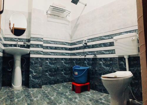 Bilik mandi di Snow Crest Residency - A Pure Veg Hotel