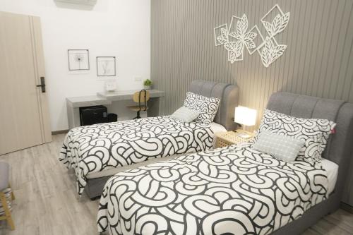 Postel nebo postele na pokoji v ubytování Suites Only KKB