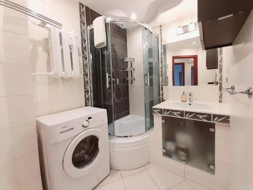 Koupelna v ubytování Zero zgiełku, blisko plaży i Starówki - z widokiem na panoramę miasta