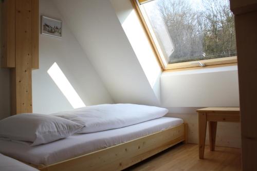 Postel nebo postele na pokoji v ubytování Brunnenhof Randersacker - das kleine Hotel