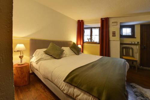 a bedroom with a large bed in a room at Coeur Blanc in Verrand