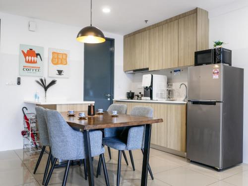eine Küche mit Holztisch und Kühlschrank in der Unterkunft Casita 22, 218 Macalister Georgetown City & Seaview in George Town