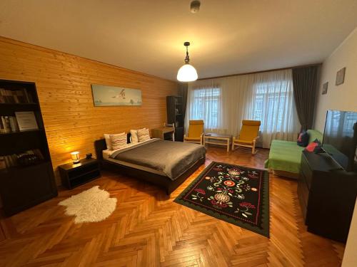 een slaapkamer met een bed en een woonkamer bij Casa Corona in Braşov
