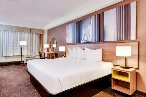 a hotel room with a large bed and two lamps at Days Inn by Wyndham Washington DC/Connecticut Avenue in Washington