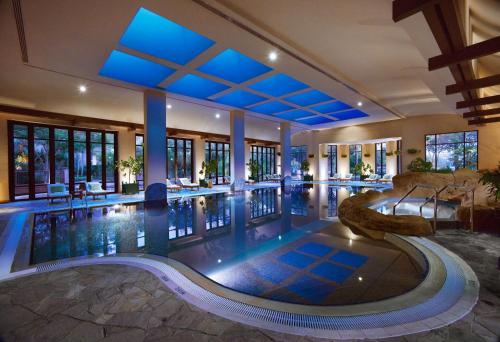 Бассейн в Grand Hyatt Dubai или поблизости
