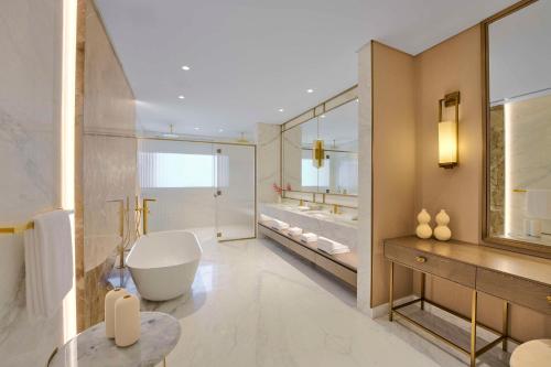 Кровать или кровати в номере Grand Hyatt Dubai