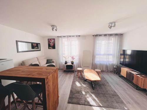 un salon avec une table et un canapé dans l'établissement Le Madone, à Lourdes