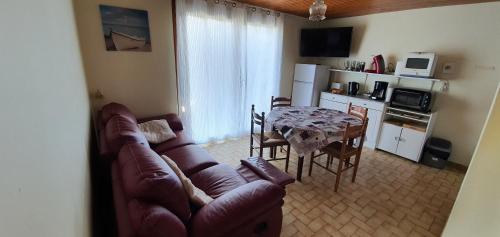 un salon avec un canapé et une table dans l'établissement Camat Le Vallon, à Cazaubon