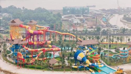 Resort ori luxury Vinhomes Grand Park 3 giường, 2WC, 2PN plus في Long Bình: حديقة مائية بها مجموعة من المنزلقات المائية