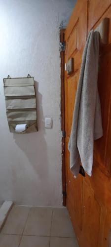 a bathroom with a towel hanging on a door at La Casa de Leo - Hostal, Restaurante y Artesania local in San Juan de Oriente