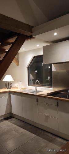 Dapur atau dapur kecil di gîte au jardin romantique pour 2 personnes