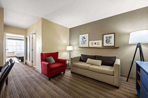 Гостиная зона в Country Inn & Suites by Radisson, Red Wing, MN