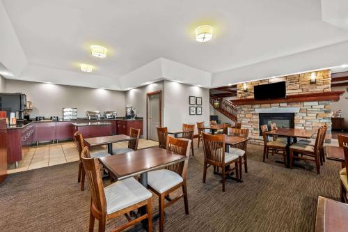 Кухня или мини-кухня в Country Inn & Suites by Radisson, Red Wing, MN
