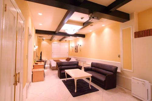 a waiting room with couches and a table at パティオ山梨 - 大人専用 - in Fuefuki