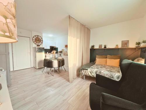 un salon avec un lit et une salle à manger dans l'établissement Le Petit Margny par Your Sweet Loc, à Margny-lès-Compiègne